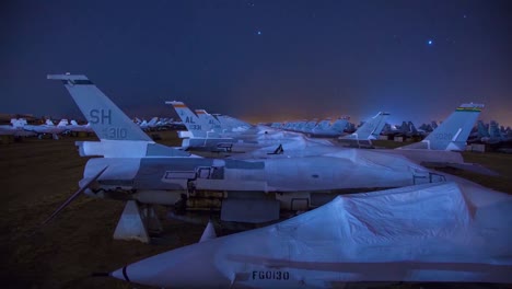 Tolle-Zeitrafferaufnahmen-Durch-Einen-Schrottplatz-Oder-Einen-Boneyard-Von-Verlassenen-Flugzeugen-In-Der-Nacht-6