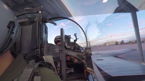 In-Einem-Kampfjet-Cockpit,-Wenn-Sich-Die-Luke-Schließt