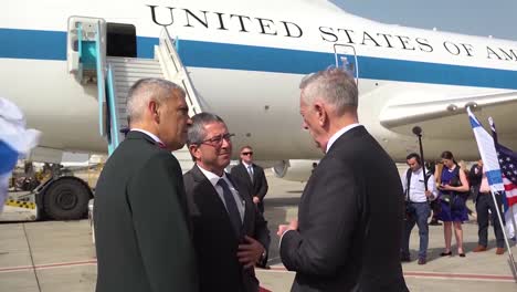 El-Secretario-De-Estado-Estadounidense,-Jim-Mattis,-Se-Reúne-Con-Funcionarios-Israelíes-Junto-A-Air-Force-One-En-La-Pista-De-Israel
