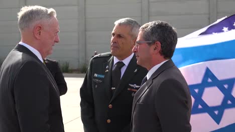 El-Secretario-De-Estado-Estadounidense,-Jim-Mattis,-Se-Reúne-Con-Funcionarios-Israelíes-Junto-A-Air-Force-One-En-La-Pista-De-Israel-1
