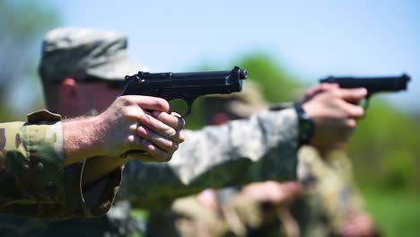 Armeesoldaten-Werden-Im-Umgang-Mit-Pistolen-Geschult