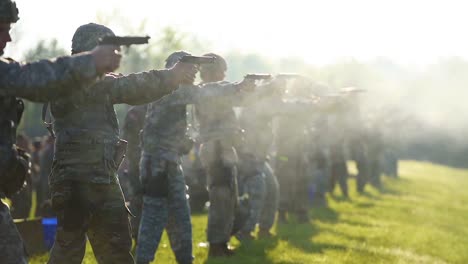 Armeesoldaten-Feuern-Pistolen-Und-Handfeuerwaffen-Auf-Einem-Schießstand-Ab