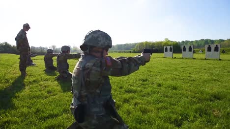 Soldaten-Feuern-Pistolen-Während-Eines-Schießübungswettbewerbs