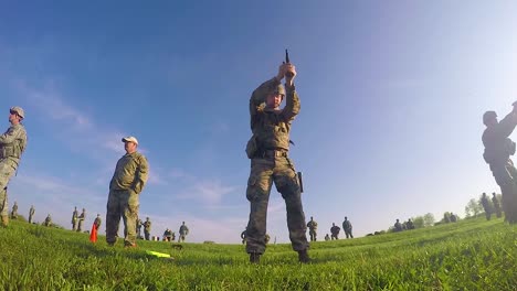 Soldaten-Feuern-Pistolen-Während-Eines-Schießübungswettbewerbs-Ab-1