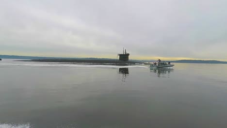 Schöne-Wasserstandsaufnahme-Eines-Nuklearen-Lenkflugkörper-U-Bootes,-Das-Sich-Durch-Den-Puget-Sound-Bewegt