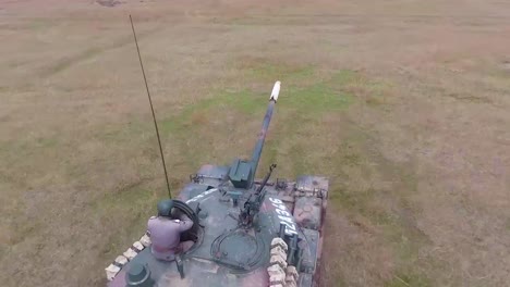 Gute-Antenne-Eines-Militärpanzers,-Der-Durch-Eine-Verschneite-Landschaft-Manövriert-7