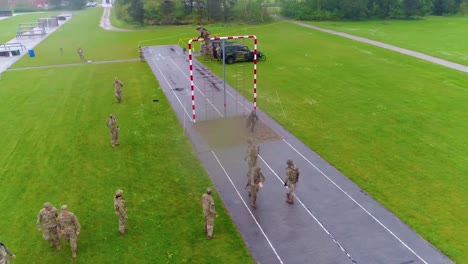 Eine-Antenne-über-Einen-Hindernisparcours-Während-Der-Armeegrundausbildung