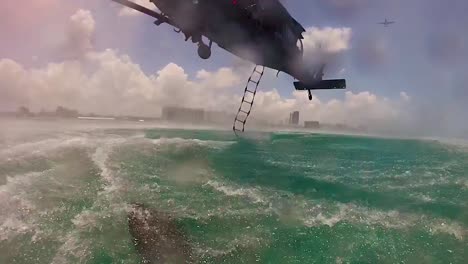 Pov-Go-Pro-Aufnahmen-Von-Rettern,-Die-Aus-Einem-Hubschrauber-In-Der-Nähe-Einer-Such--Und-Rettungsmission-Im-Meer-Spritzen