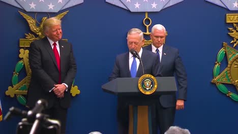 General-James-Jim-Mattis-Wird-Als-US-Verteidigungsminister-Vereidigt,-Während-Präsident-Donald-Trump-Und-Mike-Pence-Anwesend-Sind