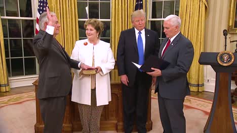 Vizepräsident-Mike-Pence-Schwört-Im-Außenminister-Rex-Tillerson,-Während-Präsident-Donald-Trump-Zuschaut