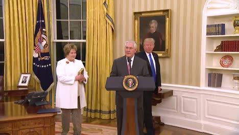 El-Secretario-De-Estado-Estadounidense,-Rex-Tillerson,-Habla-En-Su-Ceremonia-De-Juramento-En-La-Casa-Blanca-Con-El-Vicepresidente-Pence-Y-El-Presidente-Trump-Mirando