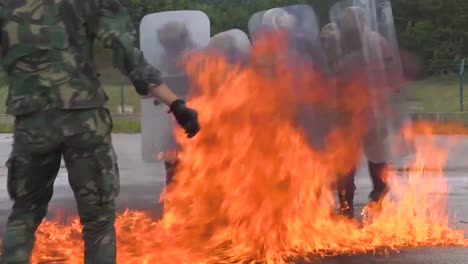 La-Policía-Antidisturbios-Practica-Ejercicios-De-Combate-Contra-Cócteles-Molotov-Lanzando-Manifestantes-2