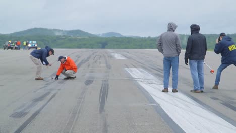 Feldforscher-Des-Ntsb-Dokumentieren-Die-Trümmer-Eines-Frachtflugzeugabsturzes-Am-Flughafen-Charleston-Yeager