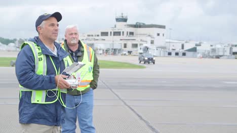 Los-Investigadores-De-Campo-De-La-Ntsb-Utilizan-Un-Dron-Para-Documentar-Los-Restos-Del-Accidente-De-Un-Avión-De-Carga-En-El-Aeropuerto-Charleston-Yeager