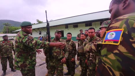 Männer-Der-Belize-Verteidigungsstreitkräfte-Sind-Mit-Den-Waffen-Vertraut,-Die-Sie-Für-Die-Übung-Von-Passatwinden-Verwenden-Werden