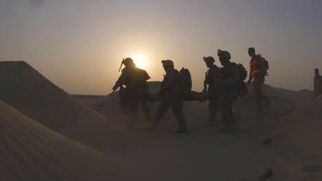 Wir-Marines-Tragen-Im-Rahmen-Einer-Rettungsübung-Einen-Mann-Mit-Simulierten-Verletzungen-Durch-Die-Wüste