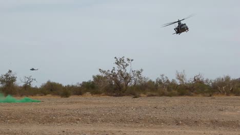Un-Helicóptero-Marino-Aterriza-En-El-Desierto-De-California