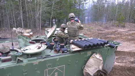 Los-Soldados-Estadounidenses-Cargan-Municiones-En-Un-Tanque-Para-Una-Prueba-De-Disparo-En-Letonia