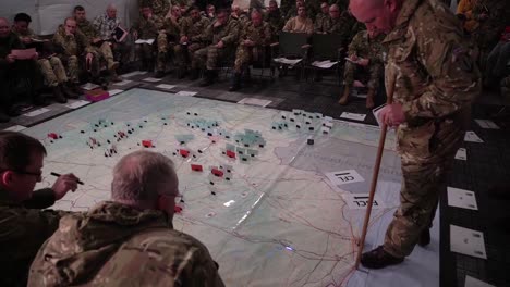 Britische-Truppen-Werden-über-Die-Rolle-Informiert,-Die-Sie-Bei-Der-NATO-Übung-Arcade-Fusion-übernehmen-Werden