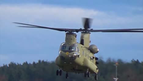 Ein-US-Army-Chinook-Helikopter-Schwebt-über-Dem-Heeresflugplatz-Katterbach-In-Deutschlandbach