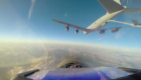 Aufnahmen-Aus-Dem-Cockpit-Eines-Südkoreanischen-F16-Kampffalken-Zeigen,-Wie-Er-In-Der-Luft-Aufgetankt-Wird