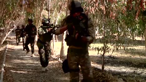 Afghanische-Kommandos-Absolvieren-Eine-Trainingsübung-In-Einem-Wald