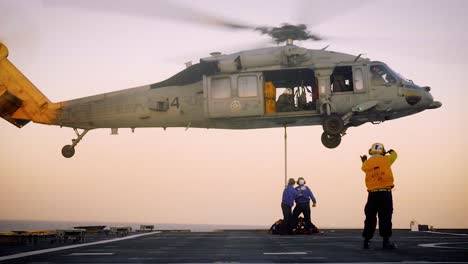Un-Helicóptero-De-La-Marina-Estadounidense-Se-Cierne-Sobre-El-área-De-Aterrizaje-Del-Uss-Gabrielle-Giffords