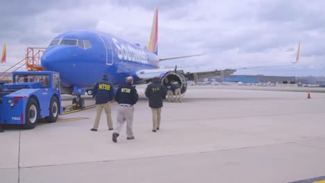 Ntsb-Inspektoren-Betrachten-Ein-Flugzeugtriebwerk,-Das-Während-Eines-Fluges-Der-Southwest-Airlines-In-Der-Luft-Explodiert