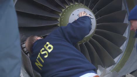 Ntsb-Inspektoren-Betrachten-Ein-Flugzeugtriebwerk,-Das-Während-Eines-Fluges-Der-Südwestlichen-Fluggesellschaft-3-In-Der-Luft-Explodierte