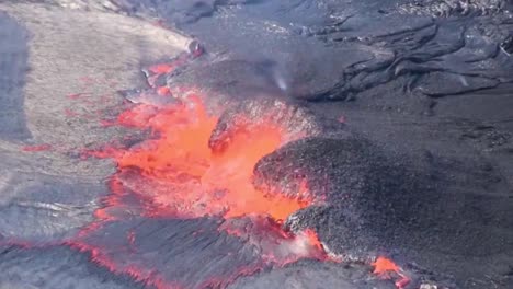 Flujo-De-Lava-Y-Gas-Burbujeante-Durante-La-Erupción-De-2018-Del-Volcán-Kilauea-En-Hawaii