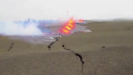 Erupción-De-Lava-De-Una-Enorme-Grieta-En-La-Tierra-La-Erupción-De-2018-Del-Volcán-Kilauea-En-Hawai