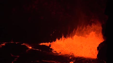 Increíbles-Imágenes-Nocturnas-De-La-Erupción-Del-Volcán-Kilauea-En-2018-En-La-Isla-Principal-De-Hawaii,-Incluidas-Las-Olas-De-Lava