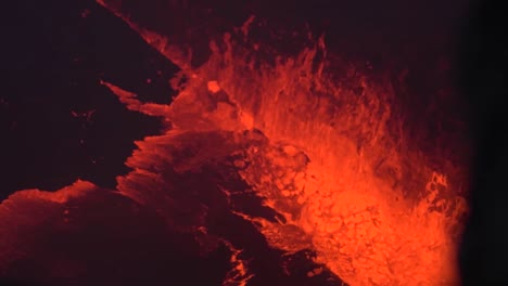 Erstaunliche-Nachtaufnahmen-Vom-Ausbruch-Des-Vulkans-Kilauea-Im-Jahr-2018-Auf-Der-Hauptinsel-Von-Hawaii,-Einschließlich-Lavawellen-1-Waves