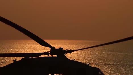 Ein-Mh60s-Sea-Hawk-Hebt-Bei-Sonnenuntergang-Von-Der-Uss-Theodore-Roosevelt-Ab