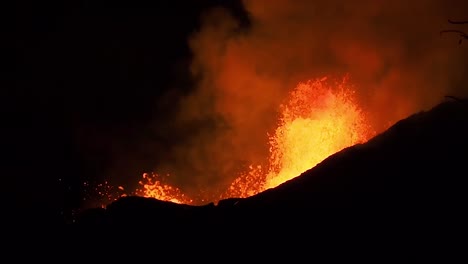 Erstaunliche-Nachtaufnahmen-Vom-Ausbruch-Des-Vulkans-Kilauea-Im-Jahr-2018-Auf-Der-Hauptinsel-Von-Hawaii,-Einschließlich-Lavawellen-2