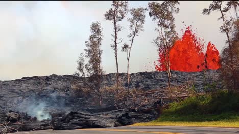 Lava-Fließt-über-Eine-Straße-In-Hawaii-Während-Des-Vulkanausbruchs-Kilauea-2018