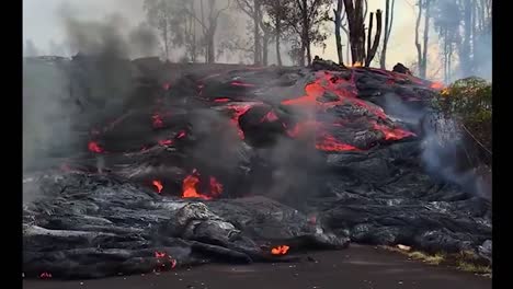 Spektakulärer-Nächtlicher-Lavastrom-Einen-Hang-In-Hawaii-Während-Des-Vulkanausbruchs-Kilauea-2018-Hinunter-1-2018