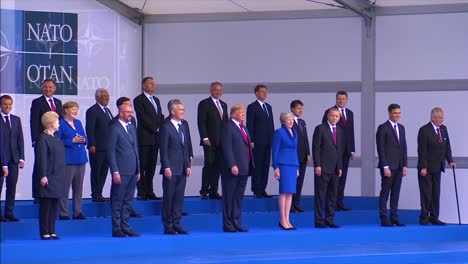 US-Präsident-Donald-Trump-Posiert-Mit-Internationalen-Würdenträgern-Beim-Nato-Gipfel-In-Brüssel-Belgien