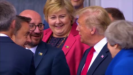 Us-präsident-Donald-Trump-Scherzt-Mit-Dem-Belgischen-Pm-Charles-Michel-Und-Luxemburg-Xavier-Bettel-Beim-Nato-gipfel-In-Brüssel-Belgien