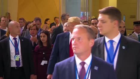 US-Präsident-Donald-Trump-Bewegt-Sich-Beim-Nato-Gipfel-Durch-Eine-Menschenmenge-Im-Gespräch-Mit-Dem-Französischen-Präsidenten-Emmanuel-Macron