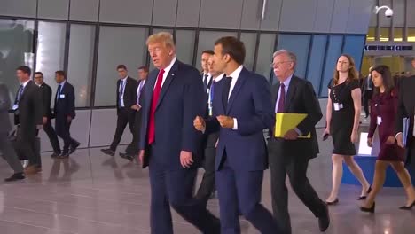 US-Präsident-Donald-Trump-Bewegt-Sich-Beim-Nato-Gipfel-Durch-Eine-Menschenmenge-Im-Gespräch-Mit-Dem-Französischen-Präsidenten-Emmanuel-Macron-1