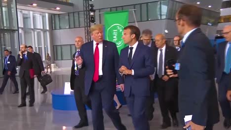 US-Präsident-Donald-Trump-Bewegt-Sich-Beim-Nato-Gipfel-Durch-Eine-Menschenmenge-Im-Gespräch-Mit-Dem-Französischen-Präsidenten-Emmanuel-Macron-2