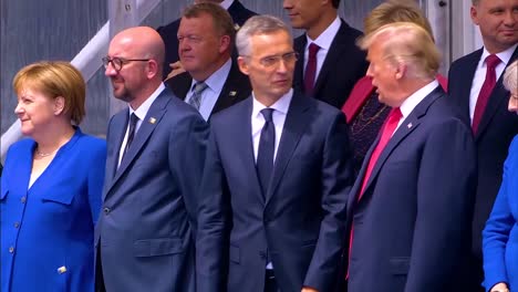 US-Präsident-Donald-Trump-Spricht-Mit-Jens-Stoltenberg-Angela-Merkel-Und-Beim-Nato-Gipfel-In-Brüssel-Belgien