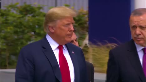 US-Präsident-Donald-Trump-Geht-Mit-Dem-Portugiesischen-Premierminister-Antãnio-Costa-Beim-Nato-Gipfel-In-Brüssel-Belgien-Be