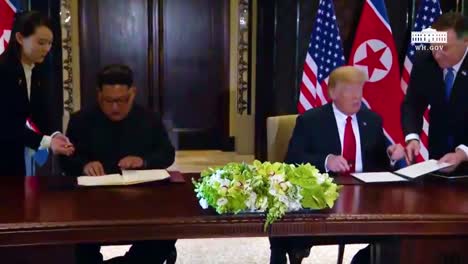El-Presidente-Estadounidense,-Donald-Trump,-Y-El-Dictador-Norcoreano,-Kim-Jong-Un,-Firman-Un-Documento-Durante-Su-Histórica-Cumbre-De-Singapur