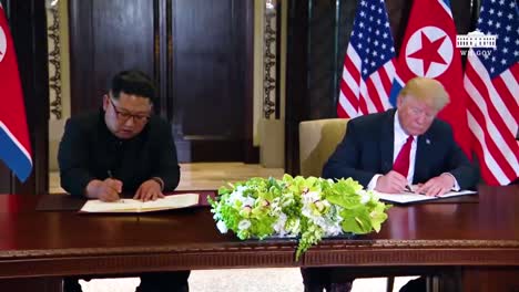 US-Präsident-Donald-Trump-Und-Der-Nordkoreanische-Diktator-Kim-Jong-Un-Unterzeichnen-Ein-Dokument-Während-Ihres-Historischen-Gipfeltreffens-In-Singapur-2