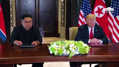 El-Presidente-Estadounidense,-Donald-Trump,-Y-El-Dictador-Norcoreano,-Kim-Jong-Un,-Firman-Un-Documento-Durante-Su-Histórica-Cumbre-De-Singapur-4