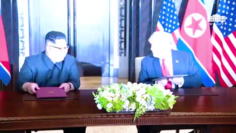 El-Presidente-Estadounidense,-Donald-Trump,-Y-El-Dictador-Norcoreano,-Kim-Jong-Un,-Firman-Un-Documento-Durante-Su-Histórica-Cumbre-De-Singapur-5