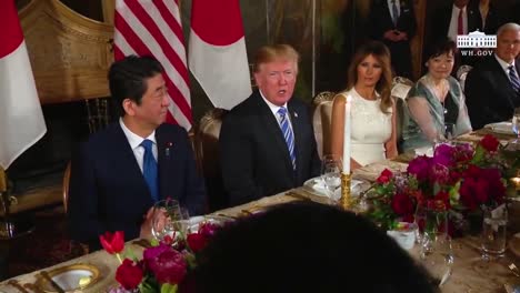 El-Presidente-Donald-Trump-Y-El-Primer-Ministro-Japonés,-Shinzo-Abe,-Participan-En-Una-Conferencia-De-Prensa-Durante-Una-Visita-De-Estado-A-Mar-A-Lago-En-Florida-1