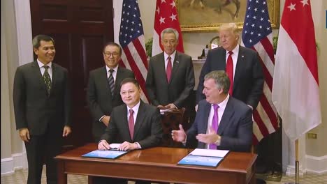 Führungskräfte-Von-Boeing-Und-Singapore-Airlines-Treffen-Sich-Im-Weißen-Haus,-Um-Unter-Den-Wachsamen-Augen-Von-Präsident-Donald-Trump-Einen-Flugzeugvertrag-Zu-Unterzeichnen